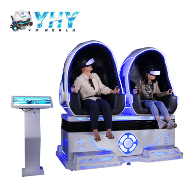 Gravando o simulador da cadeira da montanha russa do movimento VR com filmes do voo